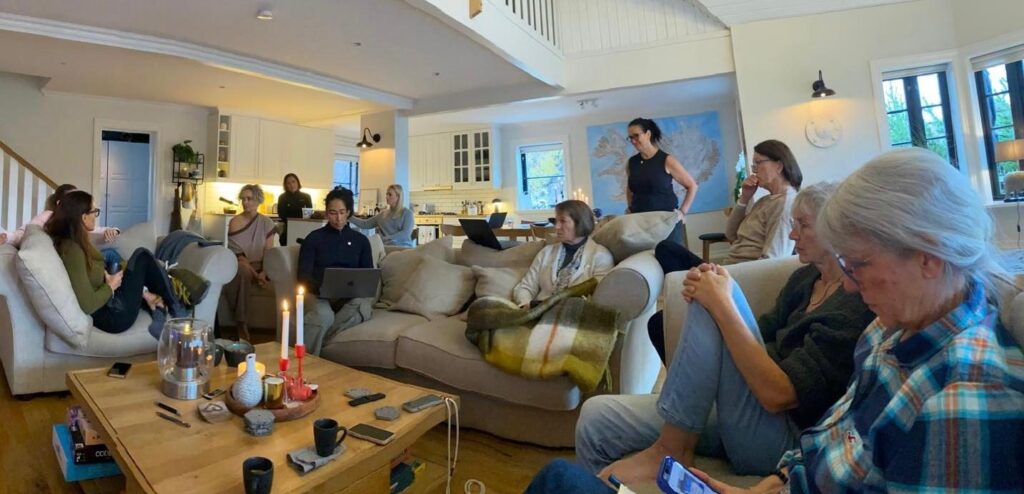 Diskussionsrunde auf Sofas in einem Ferienhaus