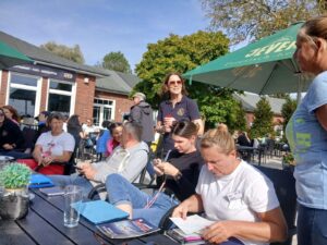 Flugvorbereitung an Tischen auf der Terrasse in der Sonne
