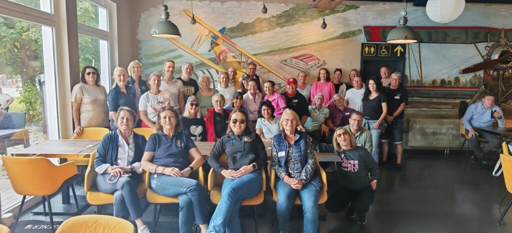 Gruppenbild der Teilnehmerinnen und Teilnehmer im Restaurant Fly Inn am Flugplatz Damme