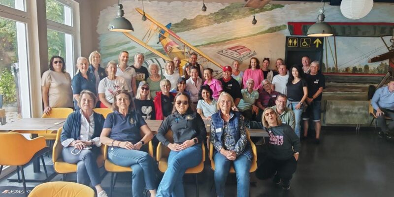 Gruppenbild der Teilnehmerinnen und Teilnehmer im Restaurant Fly Inn am Flugplatz Damme
