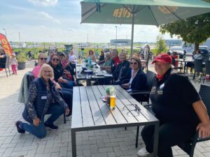 Gruppe von Pilotinnen auf einer Restaurantterrasse am Flugplatz